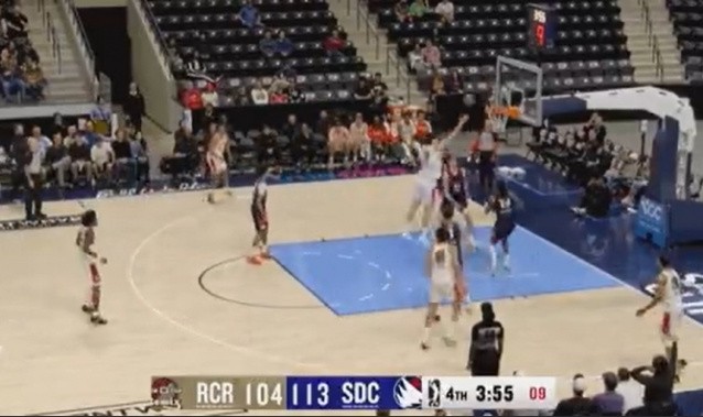 乐鱼官网-包夹来了！杨瀚森低位闪电转身绕开防守 可惜上篮没进